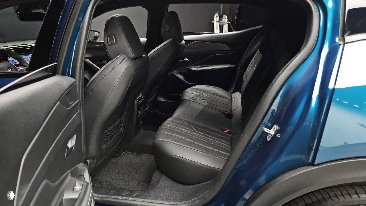 Задние сиденья Peugeot 408, вид через открывшуюся заднюю дверь, пространство для пассажиров и состояние обивки видно на фото.