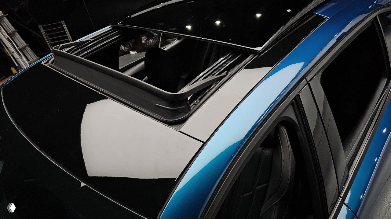 Открывающийся панорамный люк на крыше Peugeot 408, вид сверху и часть рамки люка, демонстрация опции и состояния крыши.