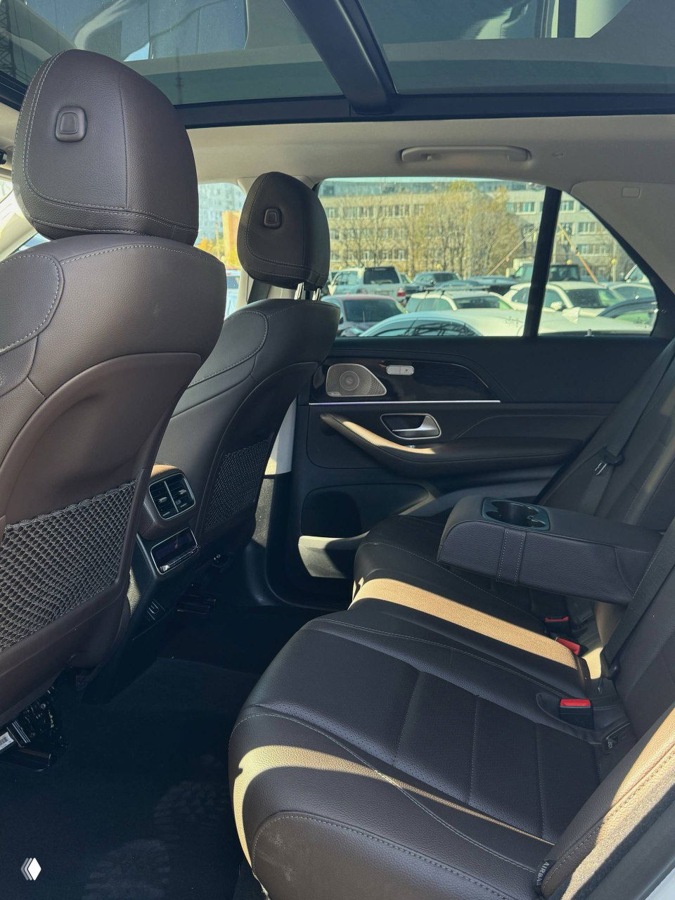 Задний ряд сидений Mercedes GLE300d — кожаная обивка, подлокотник и пространство для пассажиров, снимок показывает состояние второго ряда.