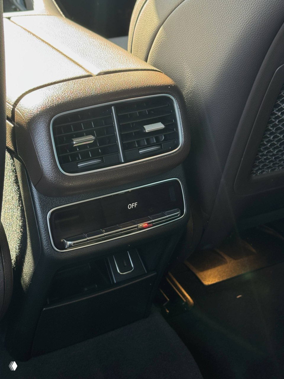 Крупный план задних воздуховодов и блока управления климатом Mercedes GLE300d, вид на зону для ног и зарядный порт для оценки опций салона.