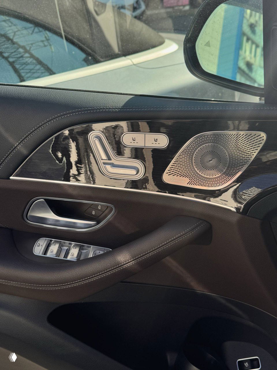 Дверная панель Mercedes GLE300d с кнопками памяти сидений, декоративной отделкой и динамиком Burmester — демонстрация качества отделки и опций.