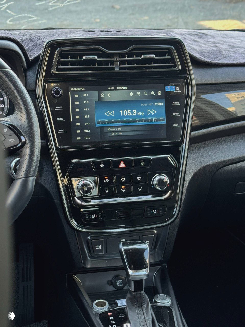 Центральная консоль и мультимедийный экран SsangYong Tivoli: отображён радиоприёмник и интерфейс, панели управления в хорошем состоянии.