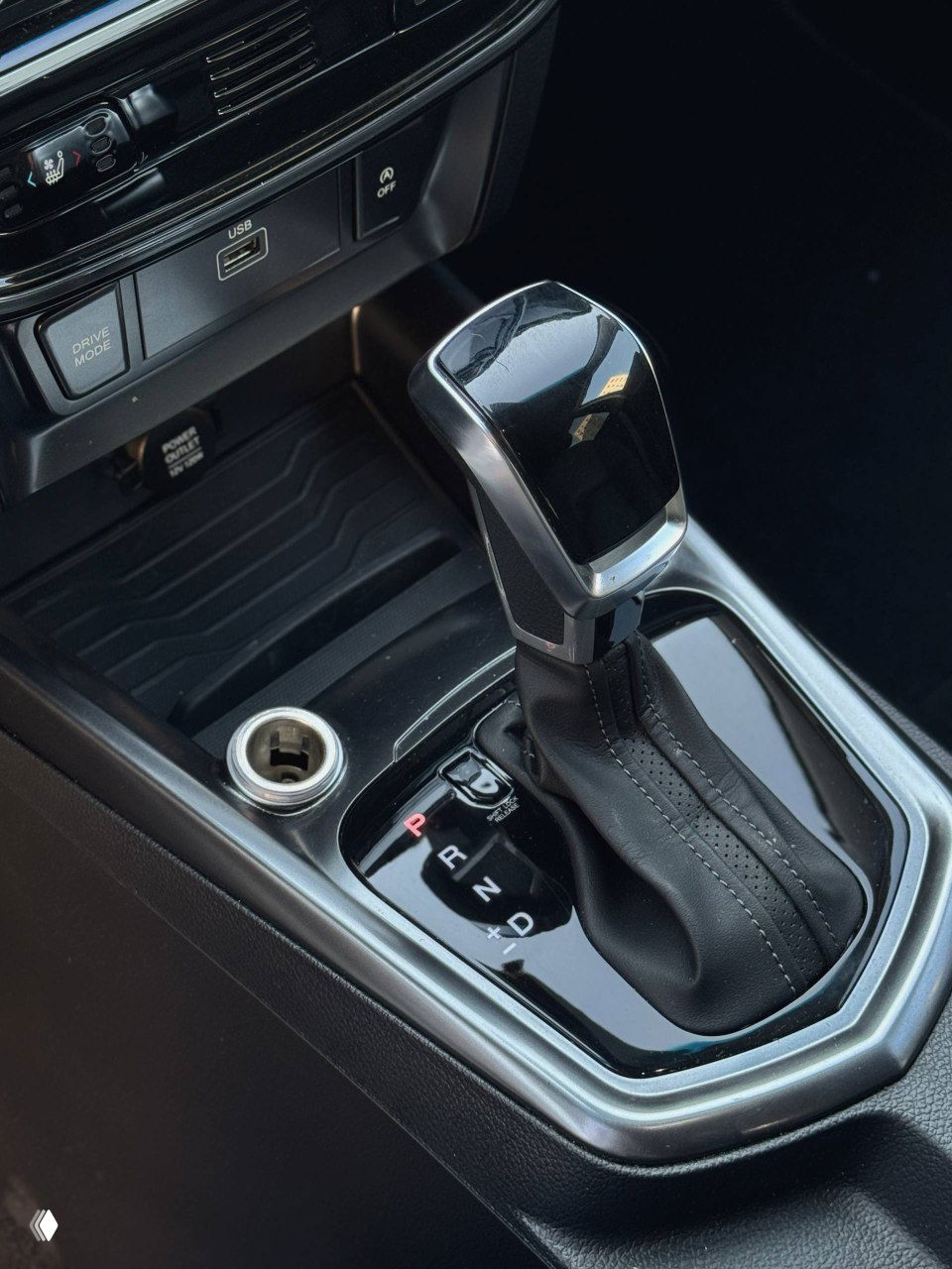 Рычаг автоматической коробки передач АКПП SsangYong Tivoli, корпус селектора без видимых повреждений и с легкими отражениями света на глянце.