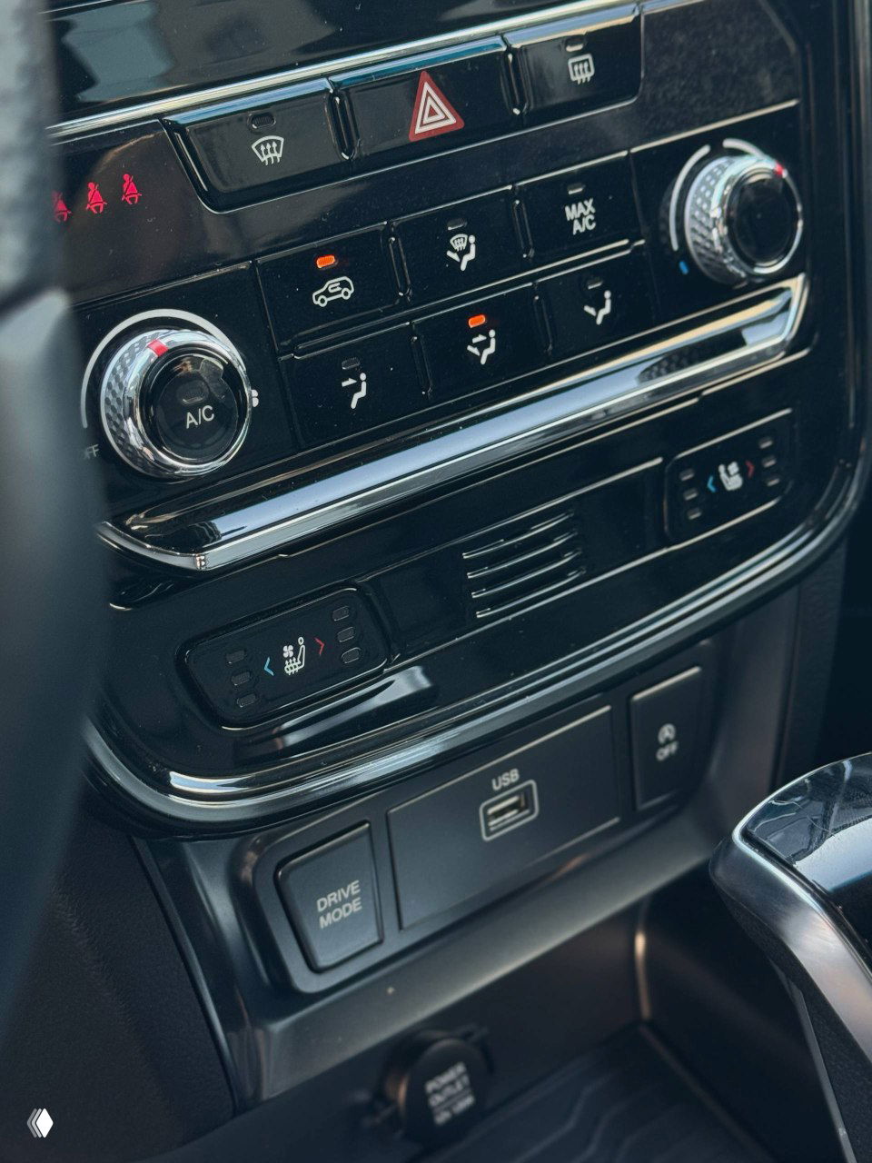 Крупный план климат-контроля и кнопок мультимедиа в SsangYong Tivoli, видно регулировки кондиционирования и подогрева сидений.