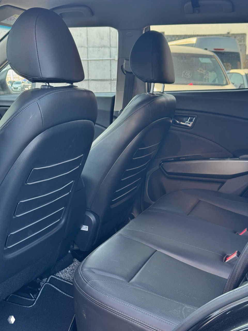 Задний ряд сидений SsangYong Tivoli, видна посадочная поверхность и спинки, пространство для ног и общая сохранность салона.