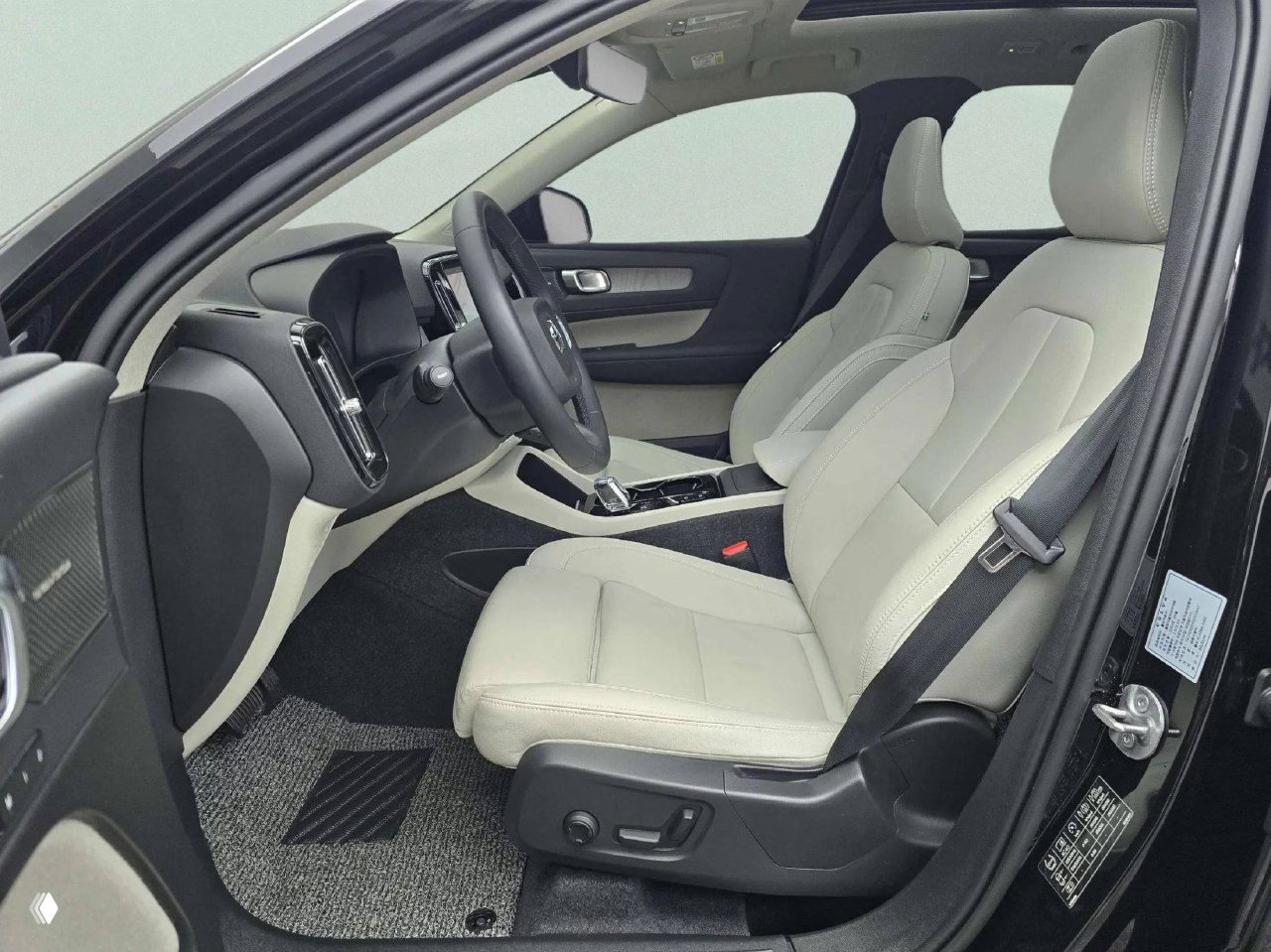 Переднее сиденье водителя и интерьер: светлая кожа, регулировки сиденья и часть центрального туннеля, аккуратные подлокотники и отделка