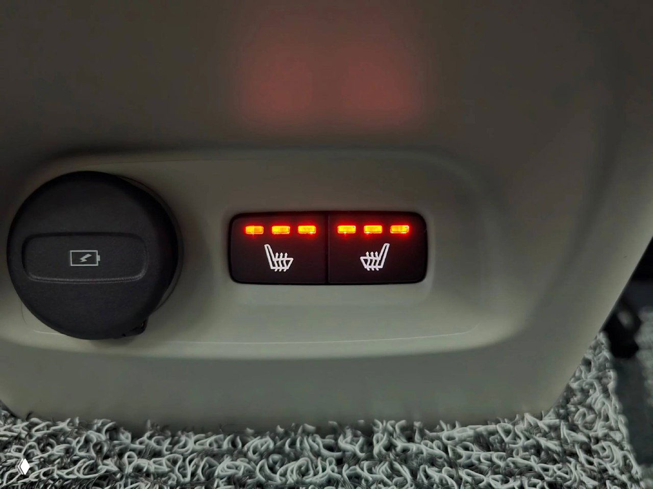 Крупный план индикаторов под сиденьем — кнопки подогрева задних сидений с уровнями нагрева, подсветка активна, детализация элементов