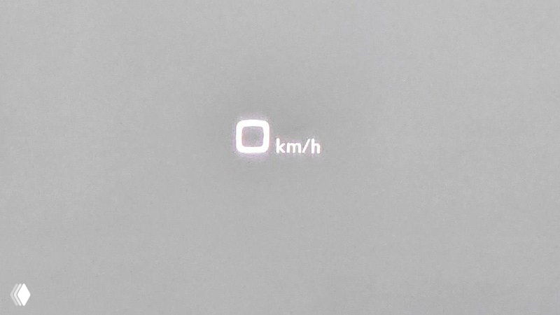 Проекционный дисплей (HUD) Audi Q5, показывающий скорость 0 km/h на ветровом стекле — пример технологической опции в салоне автомобиля.