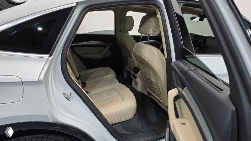 Задние сиденья бежевой кожи Audi Q5, пространство для пассажиров и состояние задней части салона — показывается комфорт и отделка.