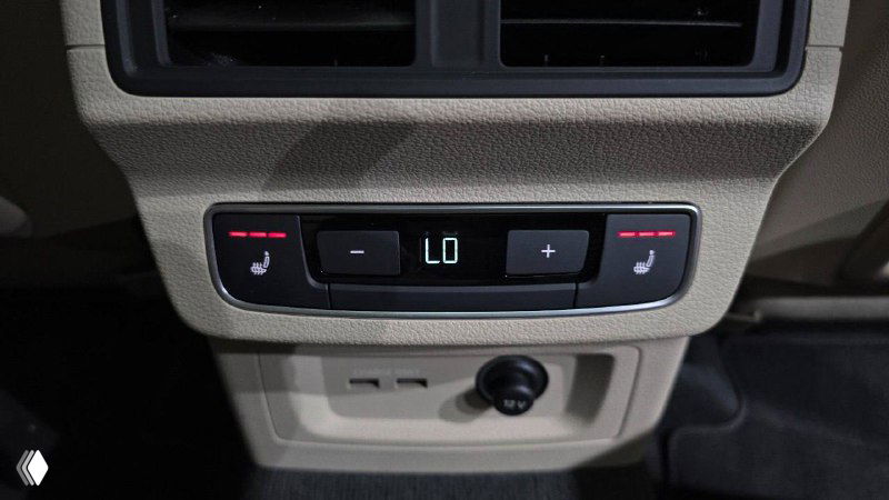 Панель управления климатом для задних пассажиров в Audi Q5 с регулировкой температуры и кнопками подогрева — крупный план блока управления.