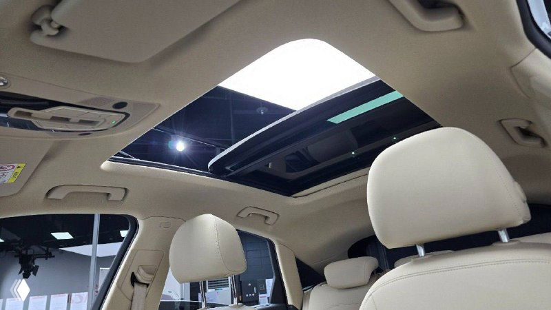Панорамная крыша Audi Q5 Sportback и потолок салона с люком — вид на стеклянную секцию крыши и отделку потолка автомобиля.