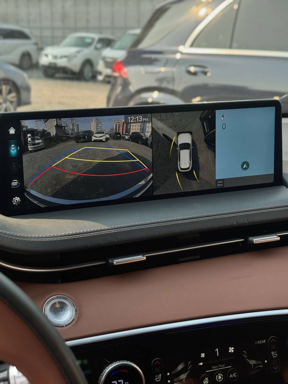 Блок управления селектором передач и ротационный переключатель в центральной зоне; видно кнопки режимов, парковки и декоративные металлические поверхности.