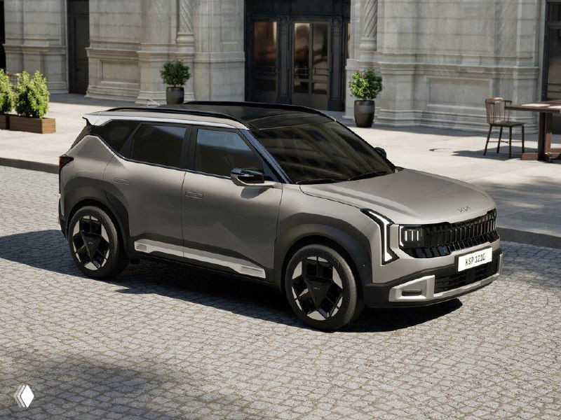 KIA Seltos 2026 вид сбоку на вымощённой площади, светлый металлический кузов, чёрные вставки и дизайнерские колёсные диски в кадре.