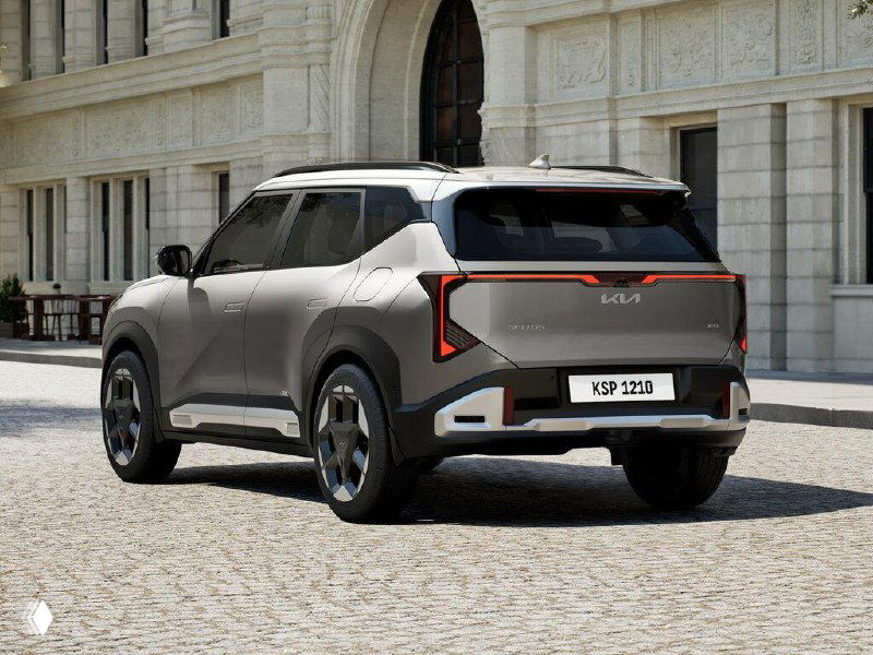 Задний ракурс KIA Seltos 2026 серебристого тона, подчёркнутая светодиодная светотехника и линия задней панели на презентации модели.