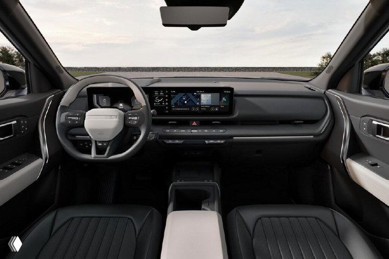 Интерьер KIA Seltos 2026 — панорамный вид на переднюю панель, мультифункциональный руль и центральный дисплей в салоне автомобиля.