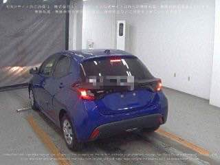 Синий Toyota Yaris 2021: фотография сзади в японском ярде, видны задние фонари, багажник и общая геометрия кузова для лота.