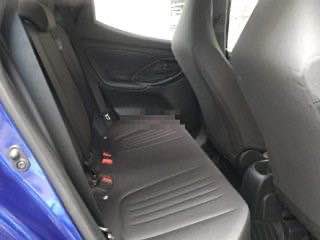 Задний ряд сидений Toyota Yaris 2021: фото интерьера, состояние обивки, ремни безопасности и пространство для пассажиров.