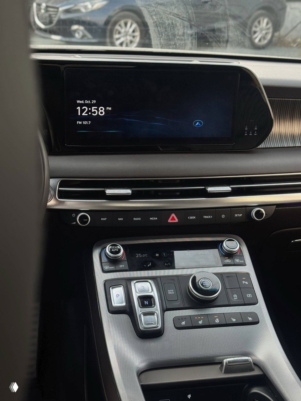 Центральная консоль и мультимедиа: сенсорный экран и панель управления климатом, селектор режимов и кнопки управления мультимедиа в интерьере.