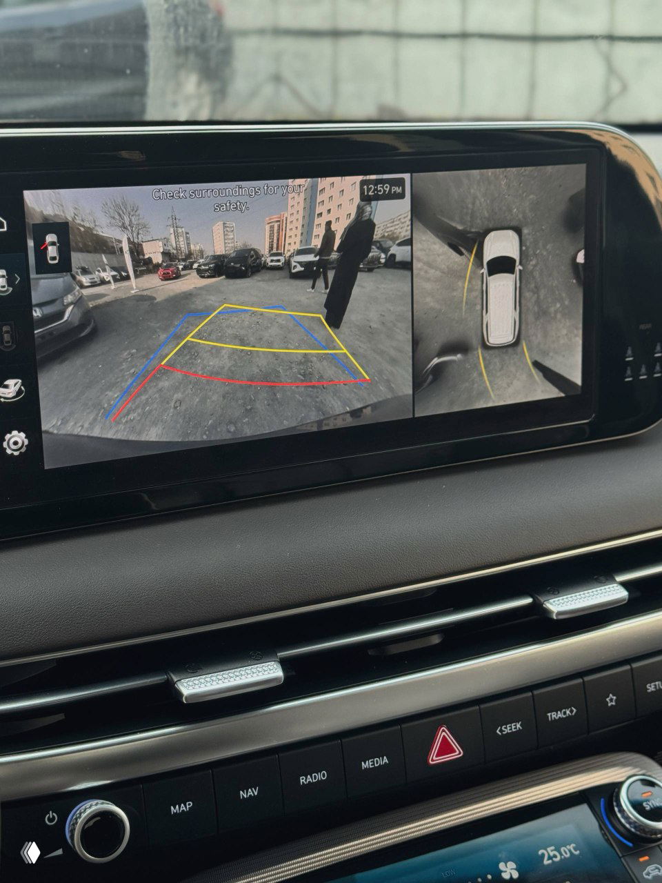 Экран камеры заднего вида с разметкой парковки и изображением стоянки позади автомобиля, крупный план дисплея парковочной системы Hyundai.