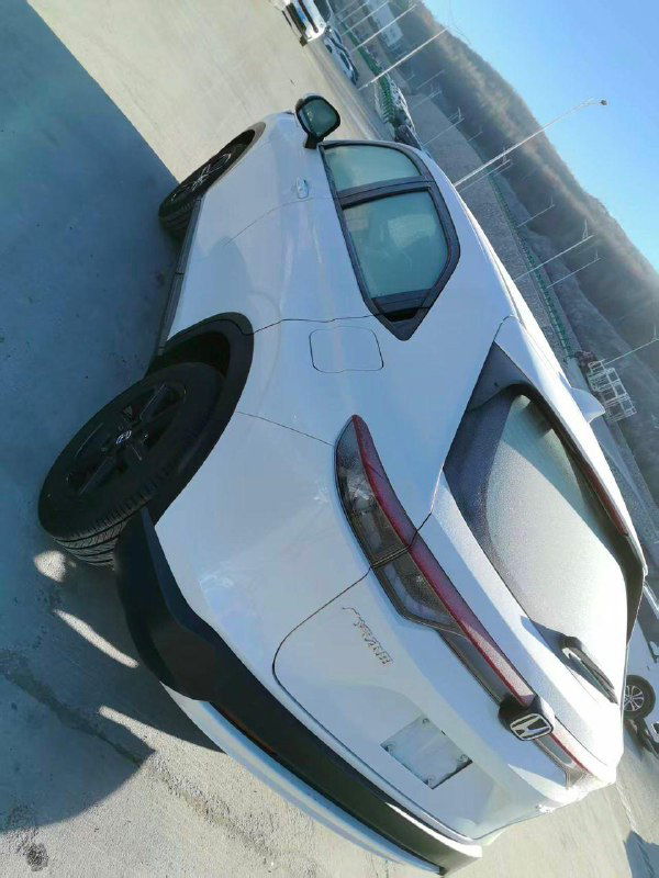 Белый Honda Vezel 2026, общий вид с развёрткой корпуса и колёс, фото подчёркивает состояние лакокрасочного покрытия и дорожный просвет.