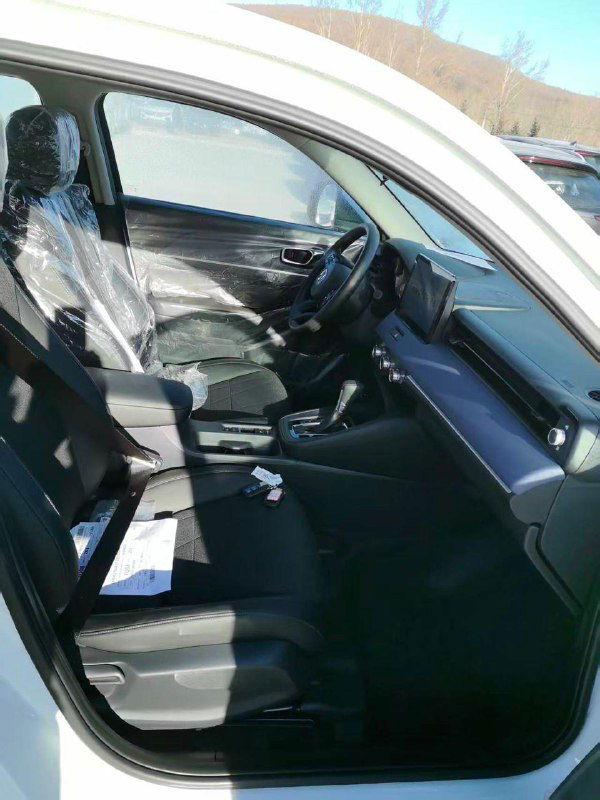 Интерьер Honda Vezel 2026: передние сиденья, руль и торпедо в плёнке, салон в первичном состоянии перед отправкой на экспорт.