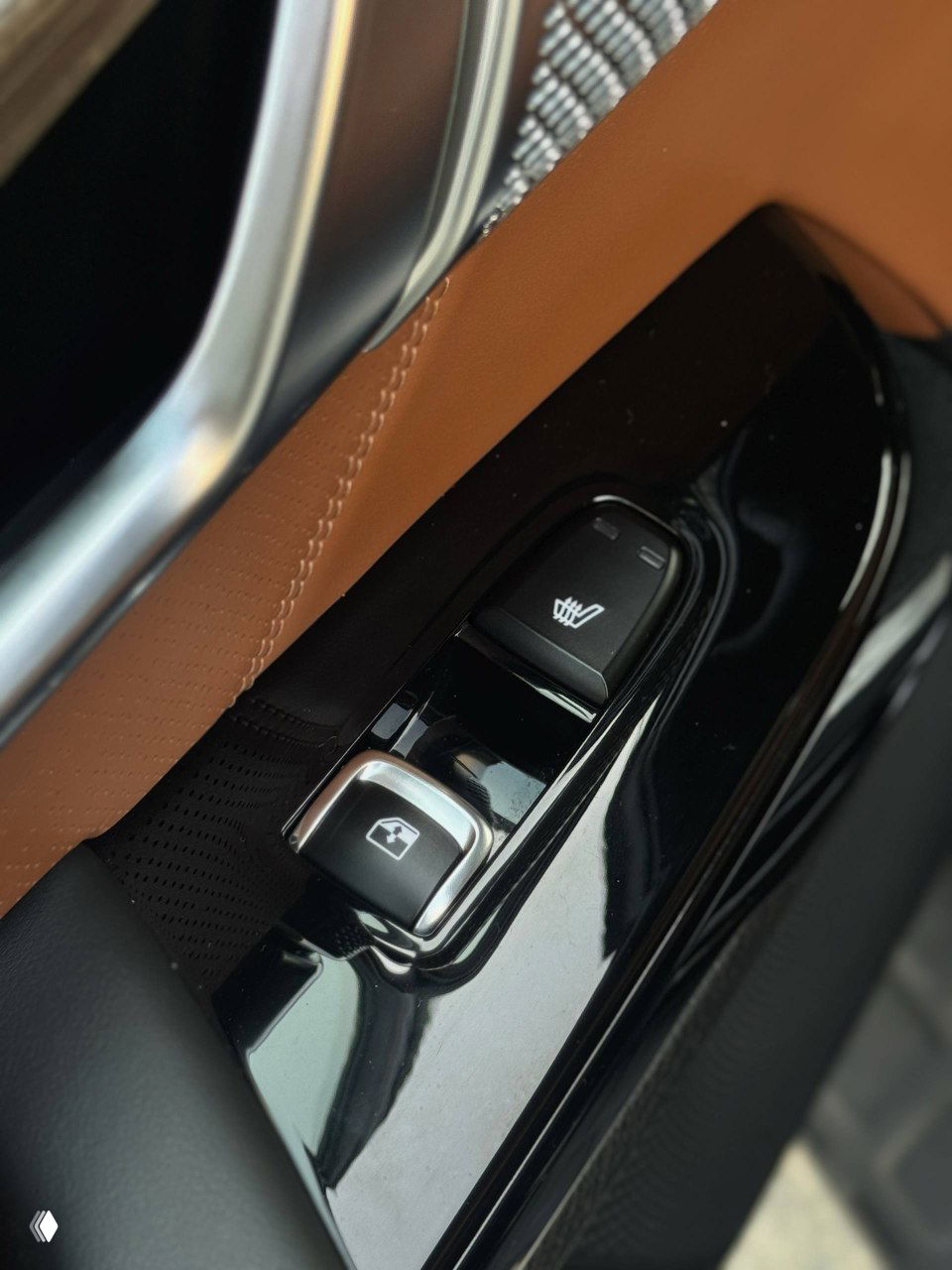 Кнопки управления стеклоподъёмником и подогревом сиденья на внутренней части двери, хромированная отделка вокруг клавиш.