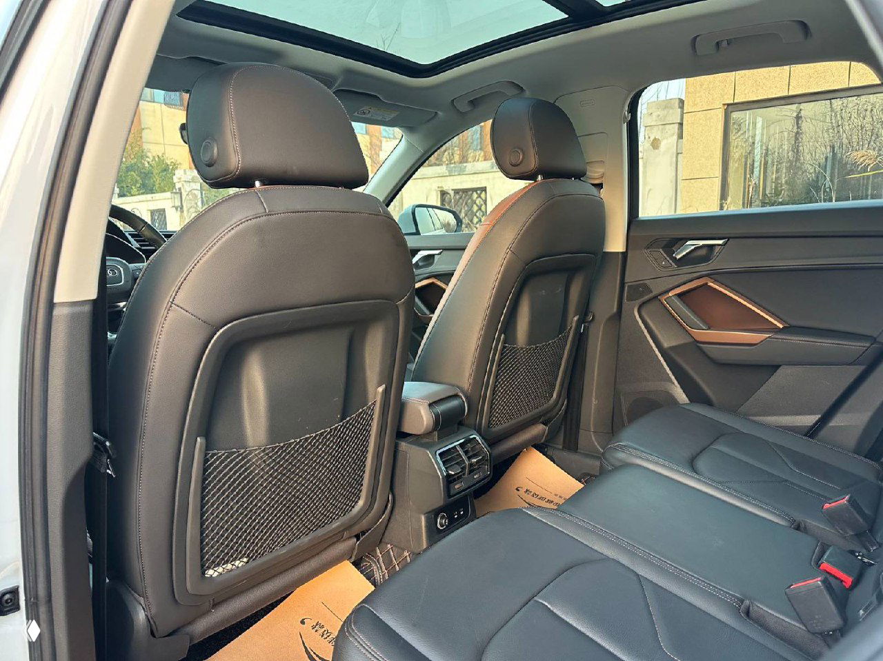 Передние сиденья Audi Q3 с кожаной отделкой и декоративными вставками; вид сбоку на водительское и пассажирское место, полезно для оценки состояния салона при покупке.