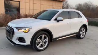 Задние сиденья и пространство пассажирского салона Audi Q3, видны карманы на спинках передних сидений и вентиляционные дефлекторы; демонстрирует состояние и комфорт задней части салона.