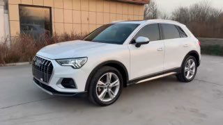 Несколько кадров белого Audi Q3 в коротком видеоролике с разными ракурсами спереди и сбоку; помогает оценить состояние лакокрасочного покрытия и геометрию кузова при удалённом осмотре.