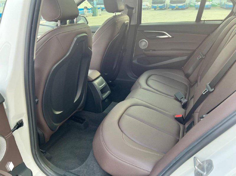 Задний ряд сидений BMW 120i: вид на обивку, пространство для ног и общее состояние салона для пассажиров на заднем сиденье.