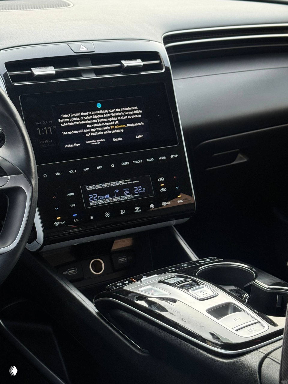 Центральная консоль Hyundai Tucson: большой сенсорный экран мультимедиа, органы климат‑контроля и декоративная глянцевая панель возле селектора.