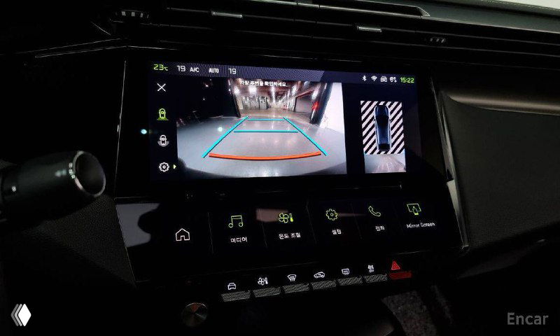 Экран мультимедийной системы Peugeot 408 с задней камерой на экране: отображение зоны парковки и элементы управления на тачскрине.