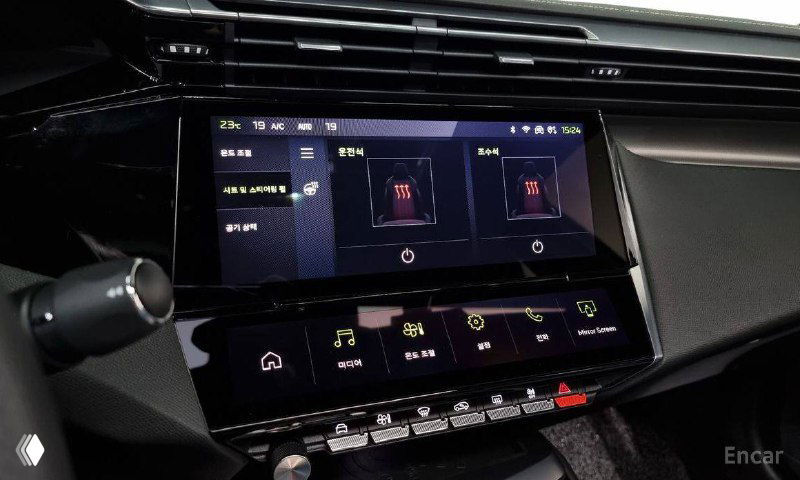 Двойной экран центральной консоли Peugeot 408: отображение параметров автомобиля, мультимедийных и климатических настроек в высоком разрешении.