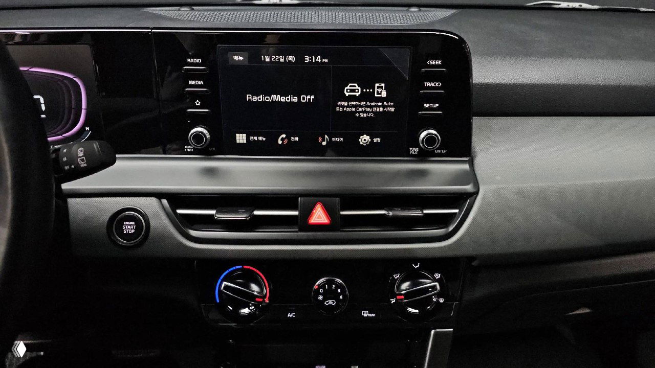 Центральная консоль KIA Seltos 2023 с мультимедийным экраном, дефлекторами и органами управления климатом — крупный план панели управления.