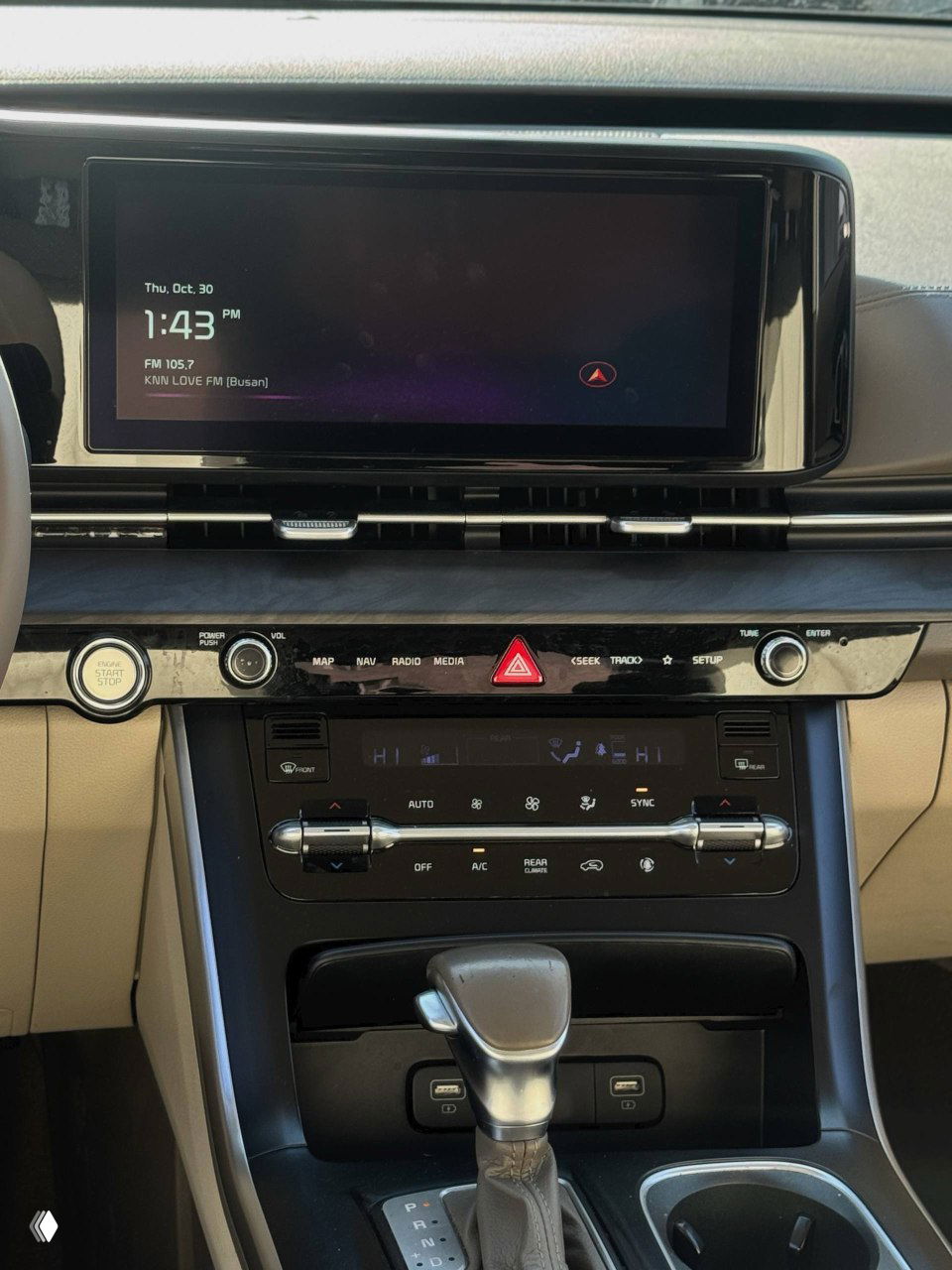 Мультимедийный экран и панель управления климатом KIA Carnival с крупным экраном и органами управления под ним, вид центральной части торпеды.