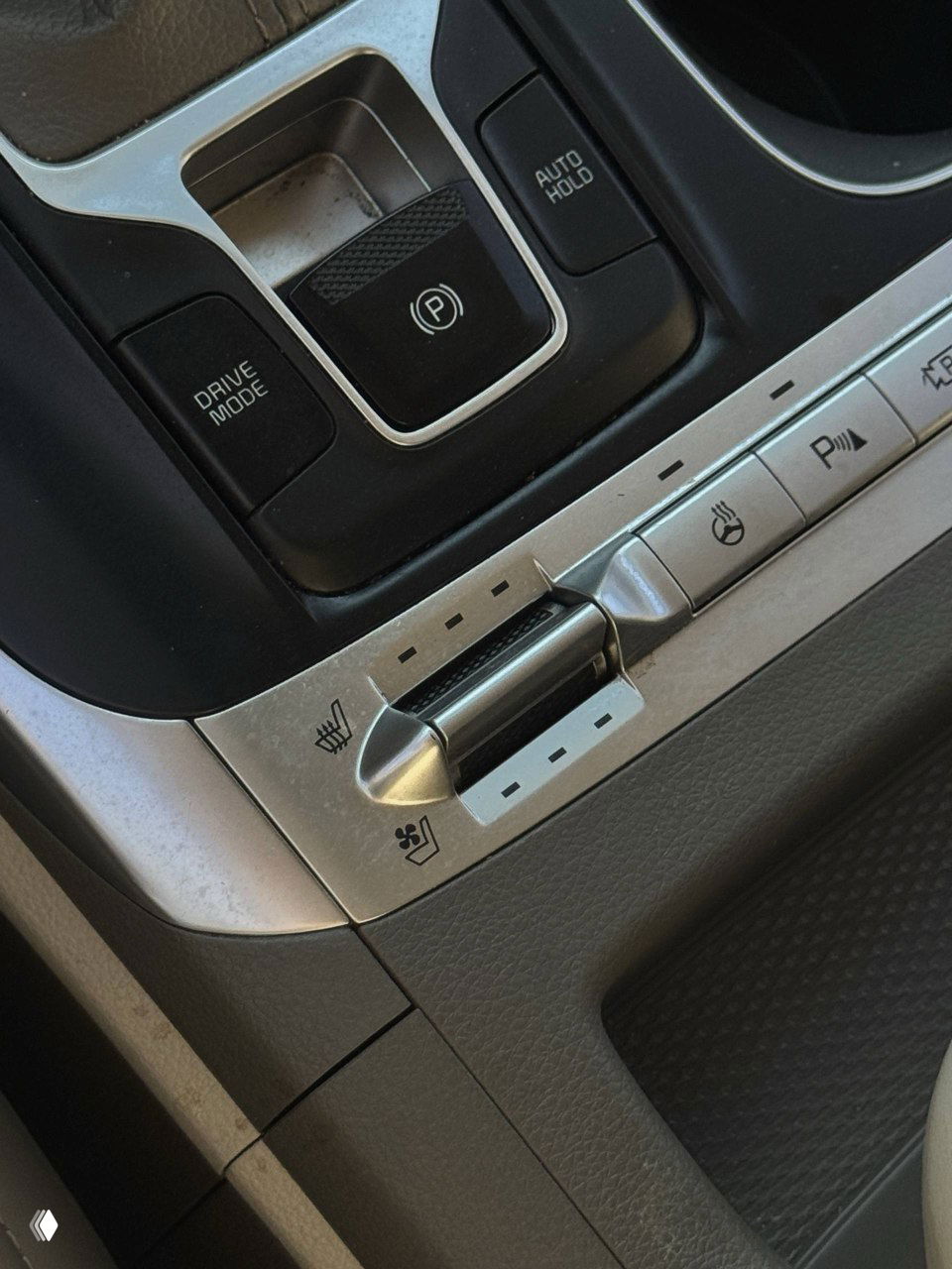 Ближний план кнопок на центральной консоли: электро-ручной тормоз, режимы подогрева и вентиляции сидений, удобно расположенные переключатели.