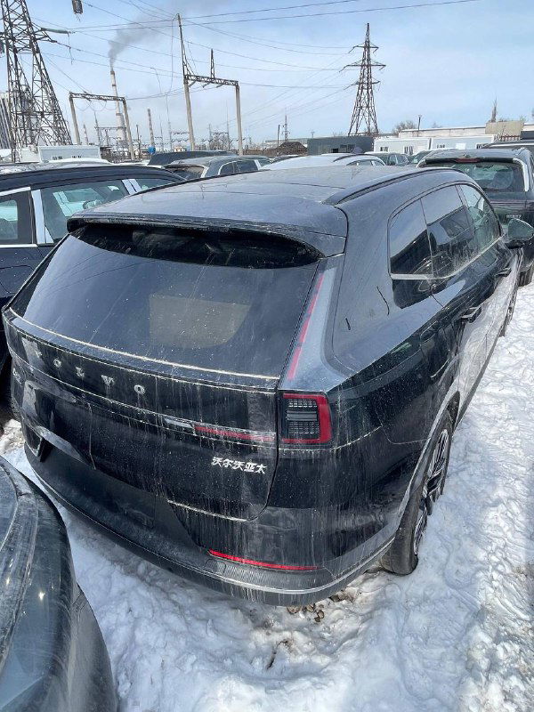 Тыльная часть и задние фонари Volvo XC-70 2025 на открытой стоянке, видны следы и состояние лакокрасочного покрытия — фото для оценки перед экспортом.
