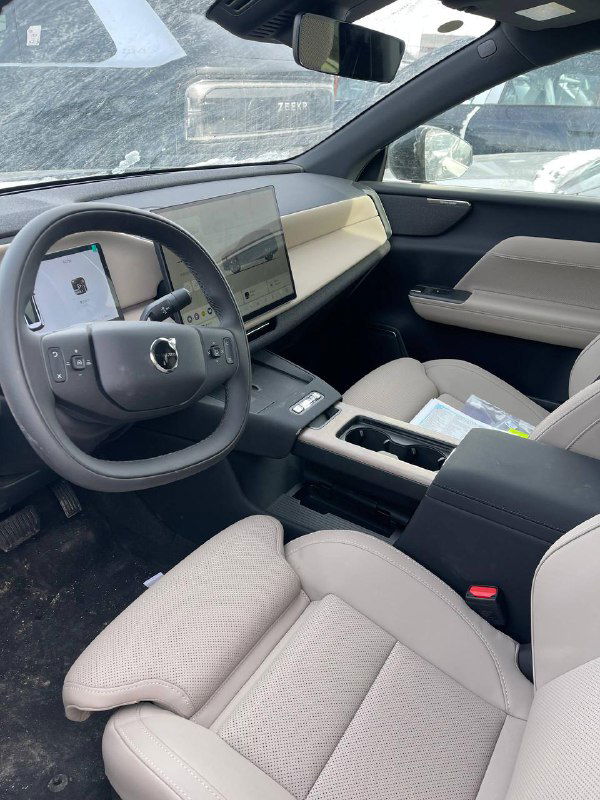 Вид на панель и центральную консоль Volvo XC-70 2025: большой экран мультимедиа, отделка и общий вид состояния рулевой зоны и торпеды.