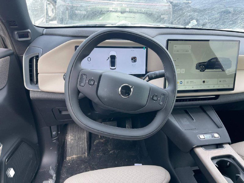 Рулевое колесо и большой экран мультимедиа Volvo XC-70 2025, видны клавиши управления, состояние приборной панели и близкий план интерьера.