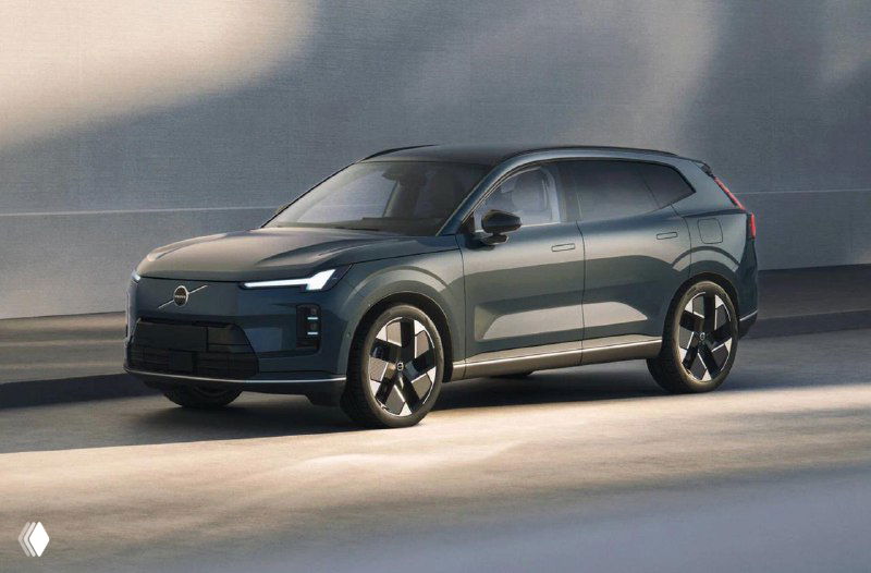 Профильный ракурс Volvo в движении по ровной дороге, подчёркивающий силуэт кузова универсала и характерные световые элементы спереди и сбоку.