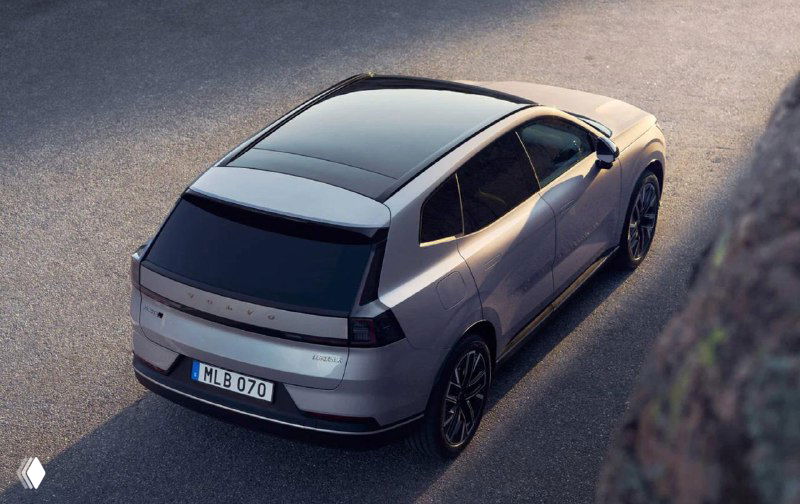 Вид сверху и сзади на универсал Volvo, демонстрация формы крыши, линии стекол и компактной задней части в урбанистическом окружении.