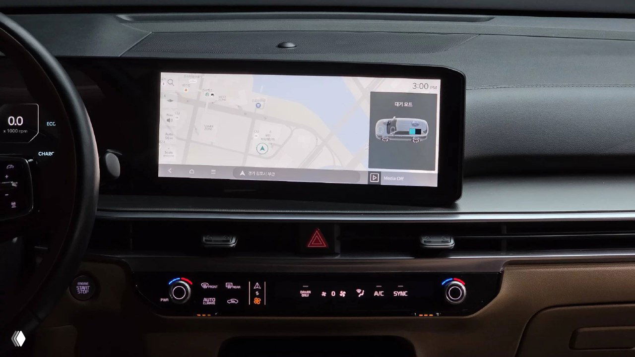 Широкоформатный дисплей мультимедиа и климат-контроля в KIA Sorento 2024: навигация на экране и панель управления с подсветкой индикаторов.