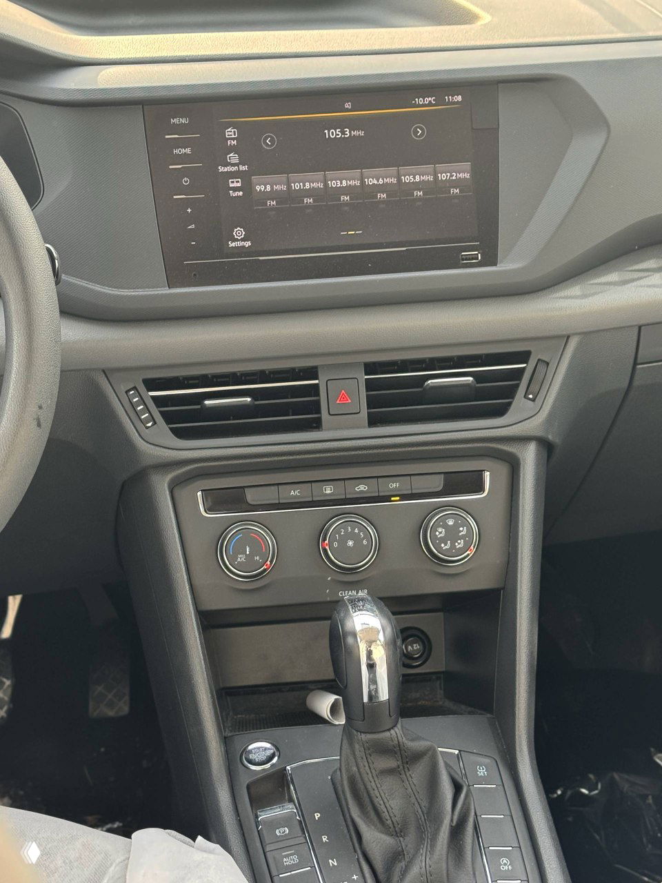 Центральная консоль Volkswagen Tharu: мультимедийный экран, элементы управления климатом и вентиляционные решётки на передней панели крупным планом.