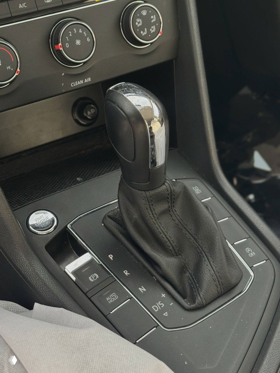 Селектор коробки передач и панель управления рядом: вид на рычаг АКПП, кнопки автопарковки и декоративную окантовку в салоне Tharu.