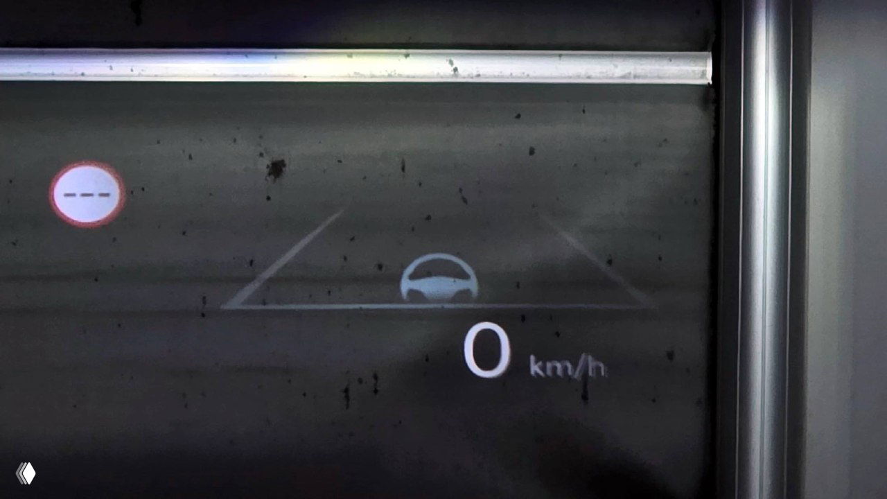 Крупный план цифрового дисплея и проекции HUD Hyundai Palisade с показанием скорости 0 km/h и иконкой автомобиля на экране.