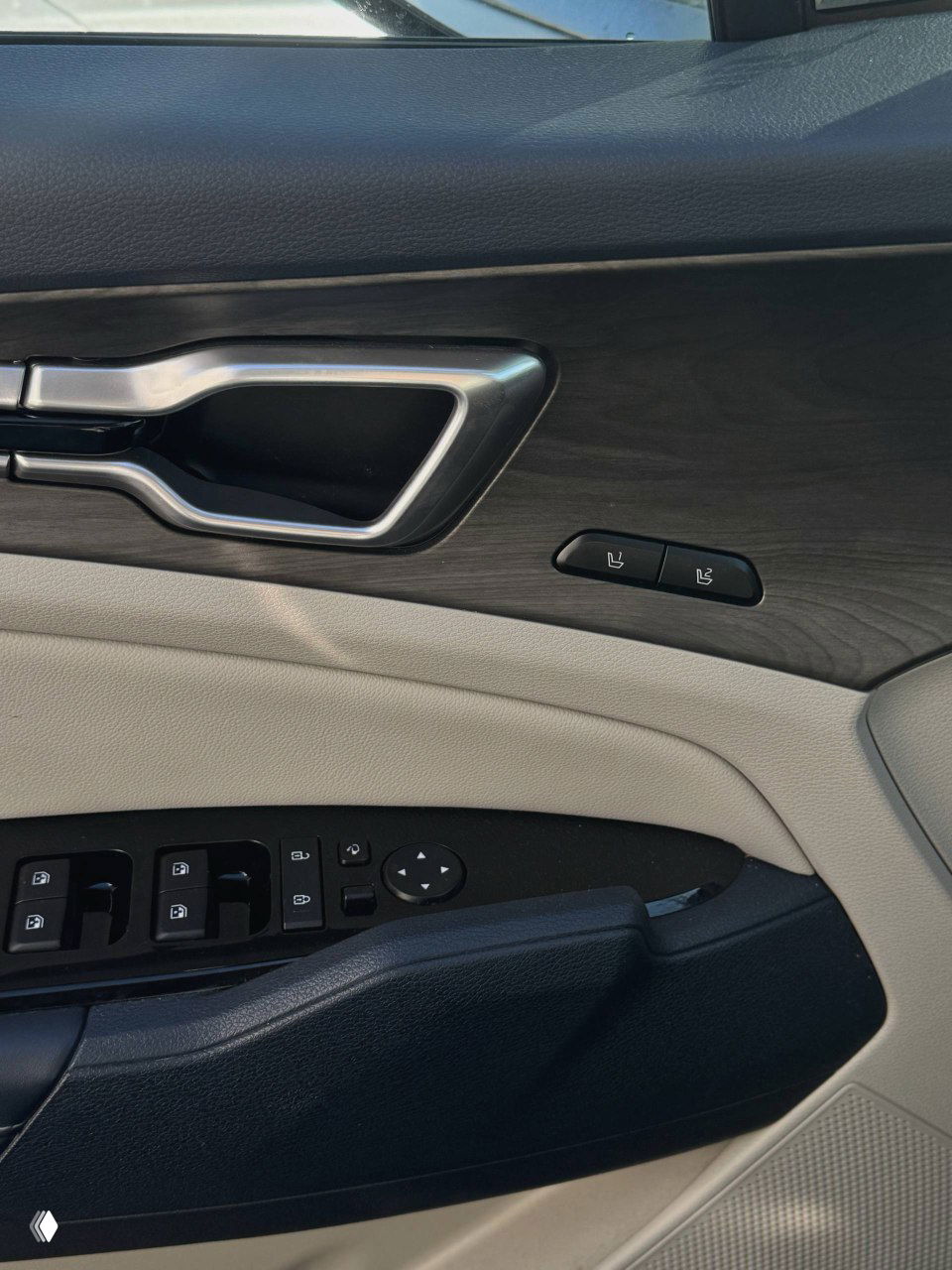 Детали дверной панели и регулировок: вставка под дерево или тёмный пластик, кнопки памяти сиденья и панель управления стеклоподъёмниками.
