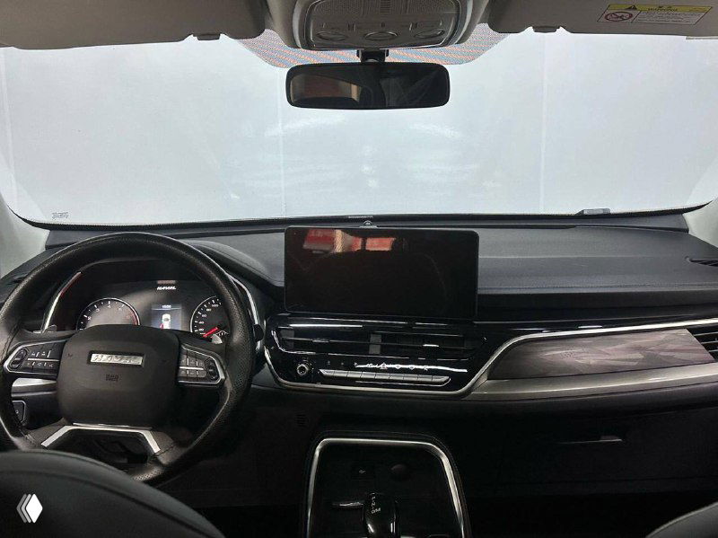 Панель приборов и центральная мультимедийная консоль Haval H6 с крупным экраном, рулём и элементами управления в интерьере.
