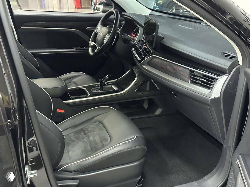 Передний пассажирский отсек Haval H6: пассажирское сиденье, торпедо и дверная панель в чёрной отделке с декоративными элементами.