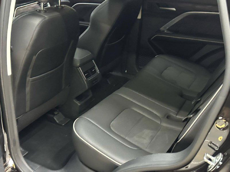 Задний ряд сидений Haval H6 в чёрной обивке, видны подголовники, пространство для ног и вентиляционные выходы для пассажиров.
