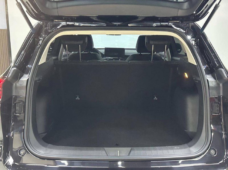 Открытый багажник Haval H6, пустой грузовой отсек с ровной площадкой и видимой глубиной пространства для вещей и багажа.